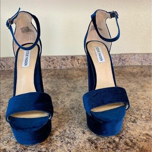 Steve Madden Rich Blue Velvet Platform heel Sz.9.5